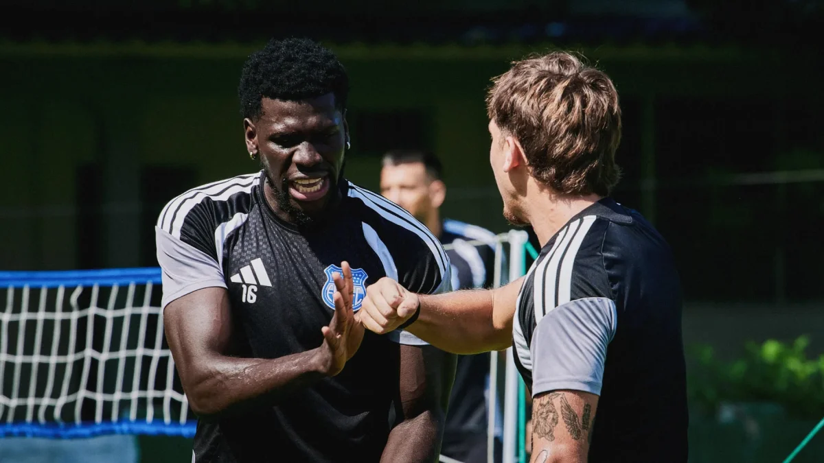 Máquina Quintero saluda a Luca Klimowicz durante un entrenamiento de Emelec.