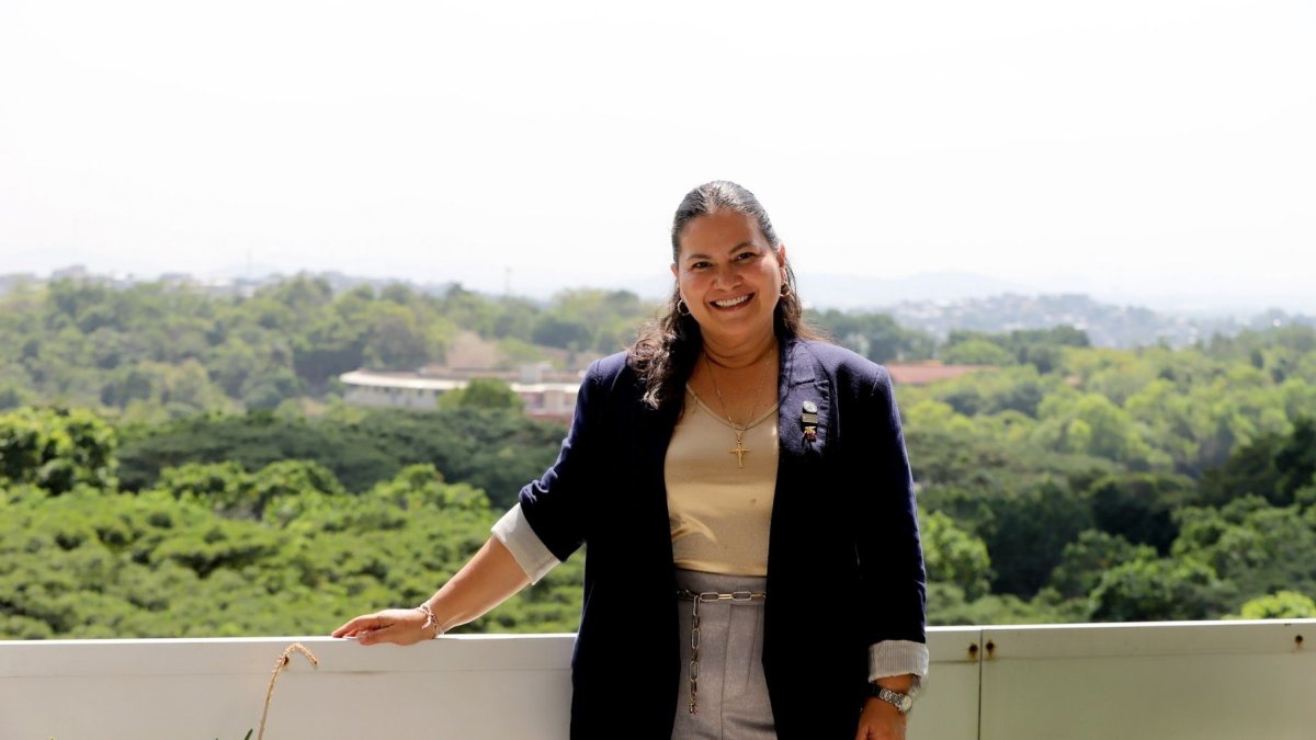 Cecilia Paredes, la primera mujer en dirigir la ESPOL, impulsa educación, equidad y nuevas oportunidades para Guayaquil.