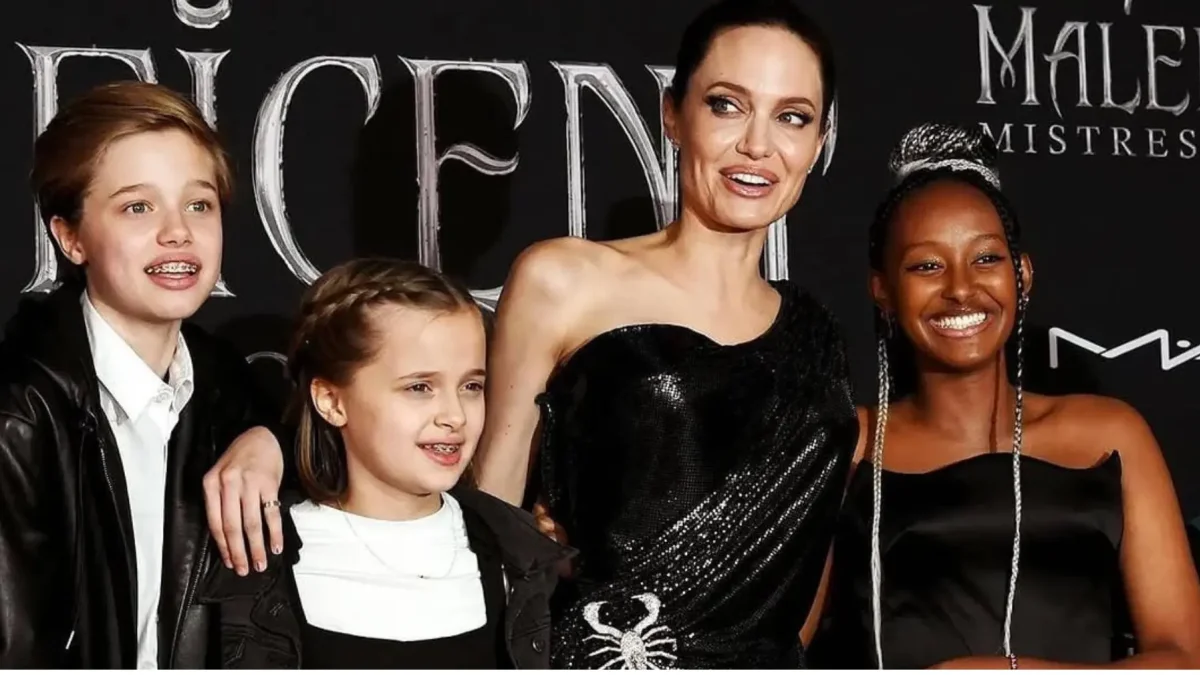Angelina Jolie junto a tres de sus hijos, Vivienne a su derecha.