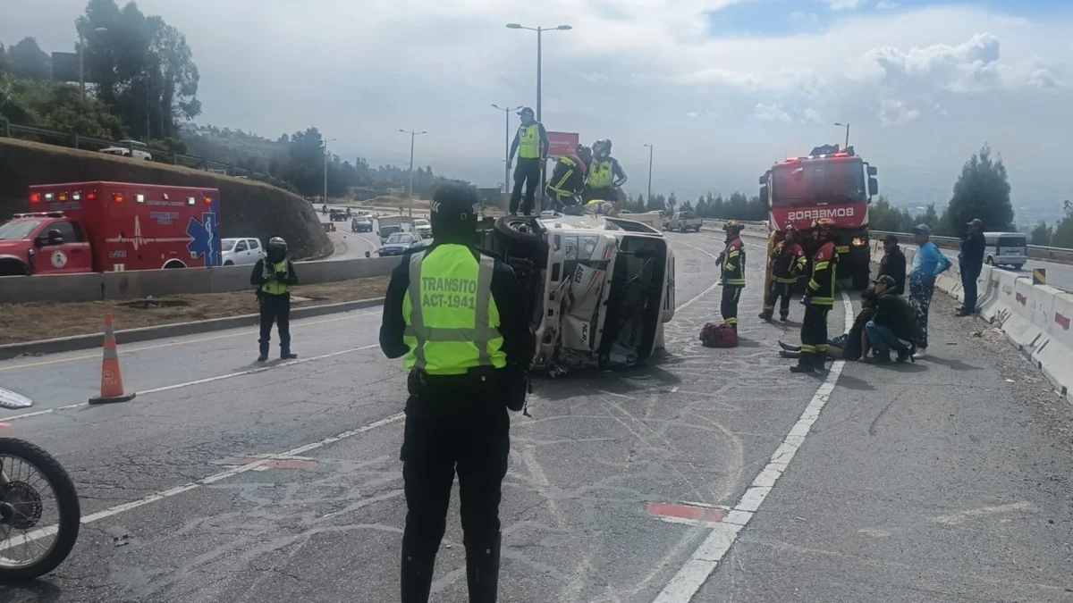 El accidente de tránsito en la Ruta Viva involucró a un camión, el cual se volcó cuando circulaba en sentido Quito - valle.