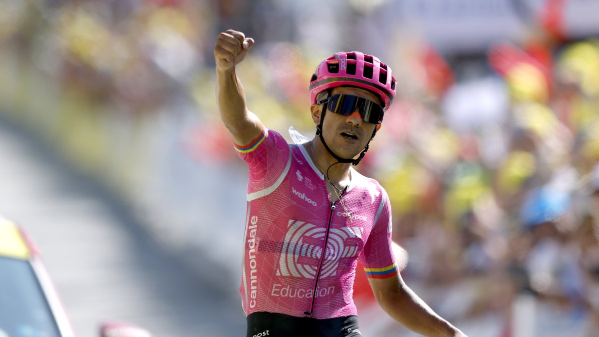 Richard Carapaz celebra su victoria en el Tour de Francia 2026.