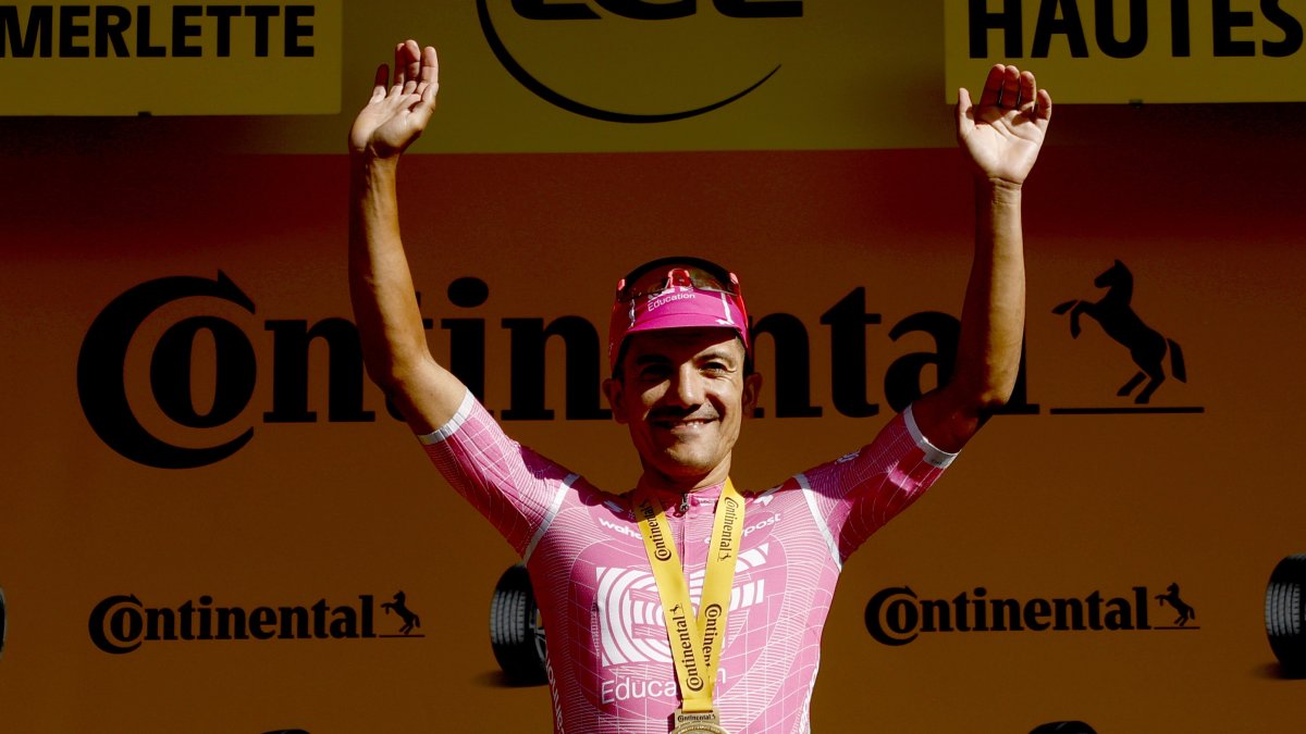 Richard Carapaz celebra su victoria en la etapa 18 del Tour de Francia 2026.