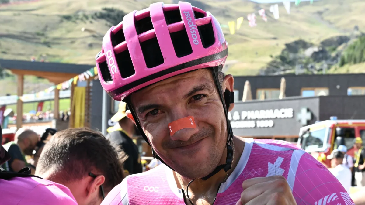 Richard Carapaz celebra su victoria tras conquistar la etapa 18 del Tour de Francia 2026 con el EF Education-EasyPost, en una brillante exhibición en la alta montaña.