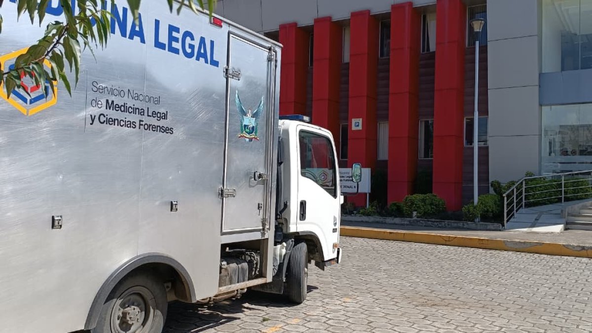 El cuerpo de la víctima fue trasladado al Centro Forense de Cuenca para realizar la autopsia de ley.