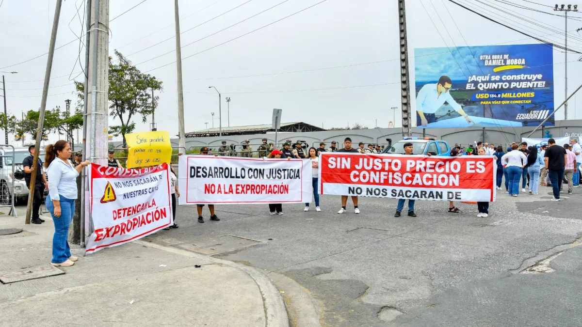 Moradores de la avenida Cacique Tomalá protestaron antes de la inauguración del inicio de las obras del Quinto Puente.