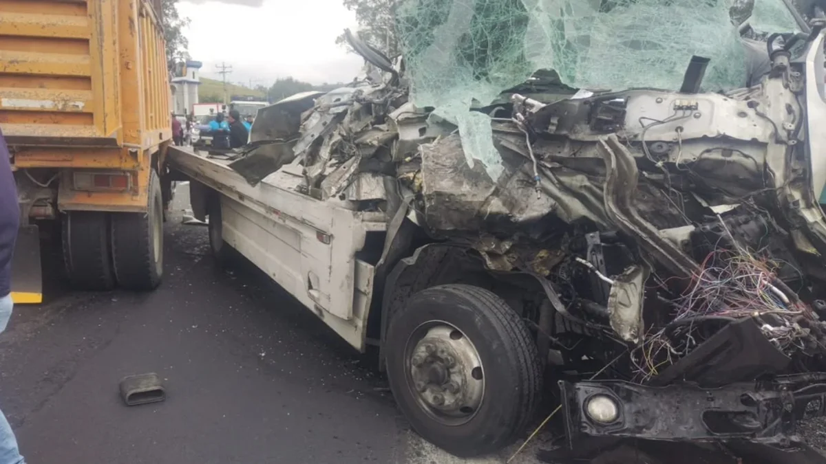 La cabina de la plataforma quedó totalmente destrozada tras el accidente entre una volqueta y una plataforma en Tambillo.
