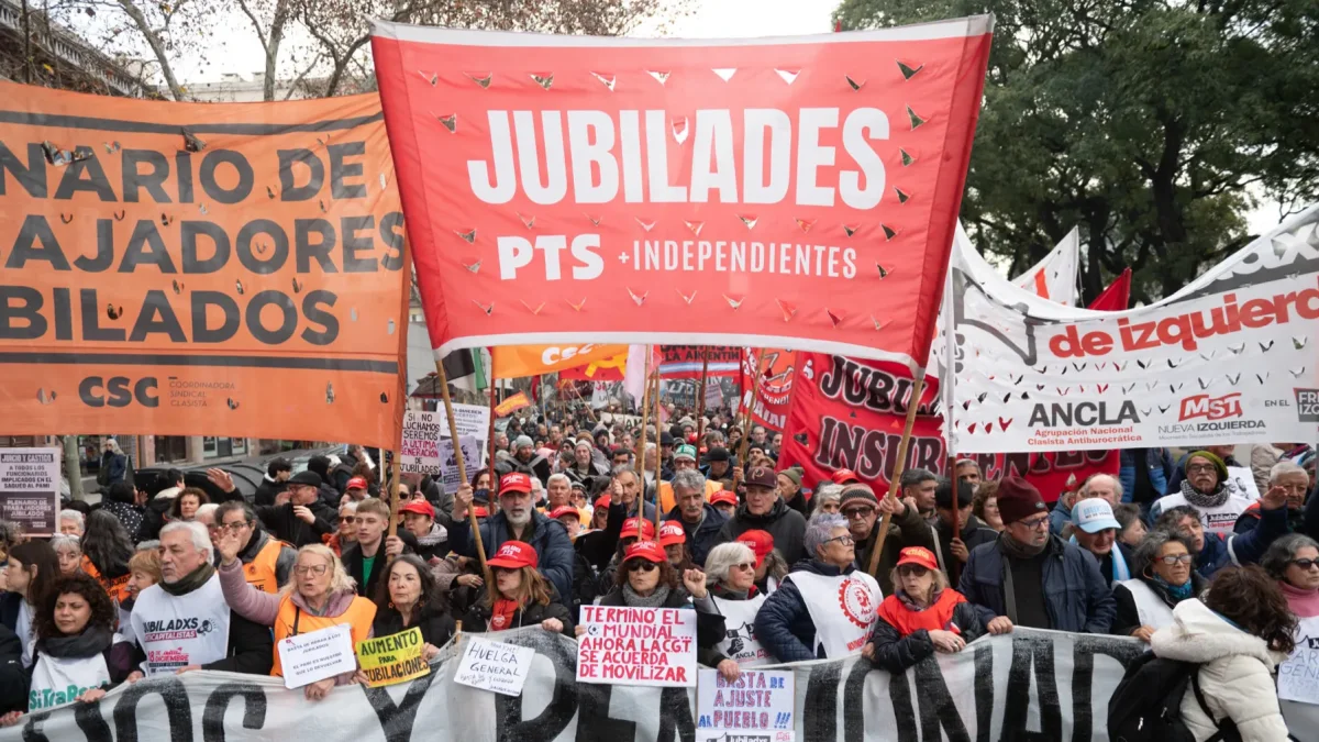 Cientos de integrantes de centrales obreras argentinas y organizaciones sociales fueron captadas este 22 de julio durante una marcha hacia el Congreso.