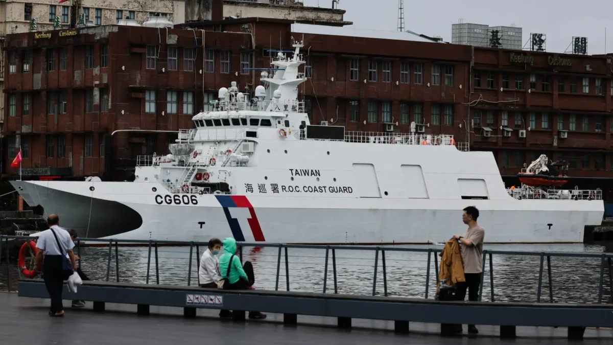 Imagen de archivo que muestra un patrullero de la clase Anping de la Guardia Costera taiwanesa anclado en el puerto de la ciudad de Keelung, Taiwán, el 13 de mayo de 2026.