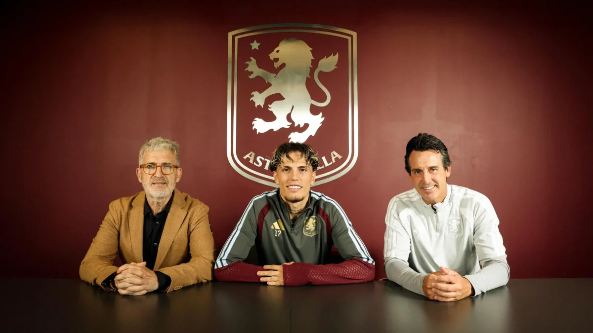 Alejandro Garnacho posa junto a integrantes de la directiva del Aston Villa durante su presentación oficial como nuevo refuerzo del club inglés.