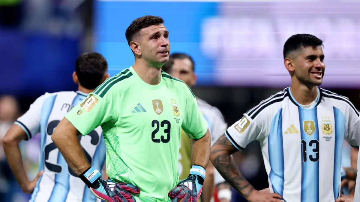 El Dibu Martínez (i), guardameta de Argentina, se mostró triste por perder en la final del Mundial 2026