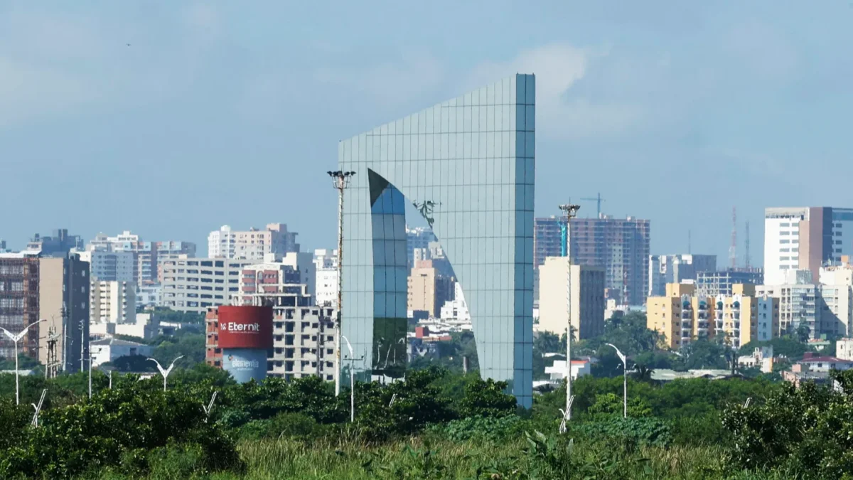 Fotografía de archivo del 19 de noviembre de 2024 que muestra el monumento Aleta del Tiburón en Barranquilla (Colombia).