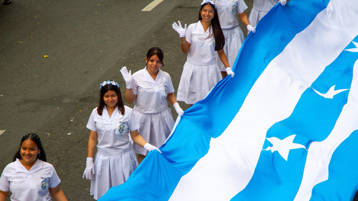 Las delegaciones avanzaron entre música, coreografías y bengalas de humo celeste y blanco, colores representativos de Guayaquil.