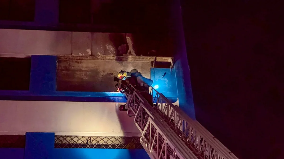 Personal bomberil atendió la emergencia en el centro de Guayaquil.