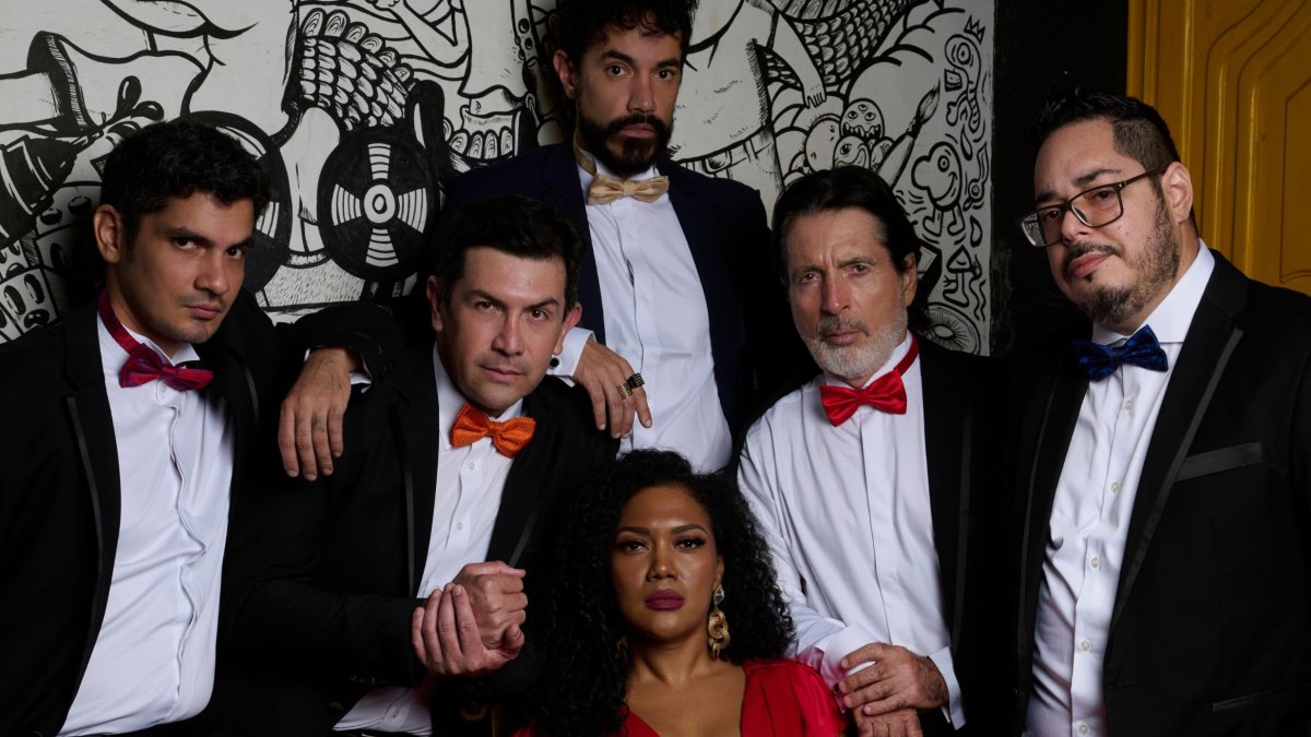 Ricardo Velasteguí acompañado por Santiago Carpio, Noralma Reeves, Guille Boschetti, Luis Fernando García y David Castro, actores que han formado parte de distintas etapas del proyecto.