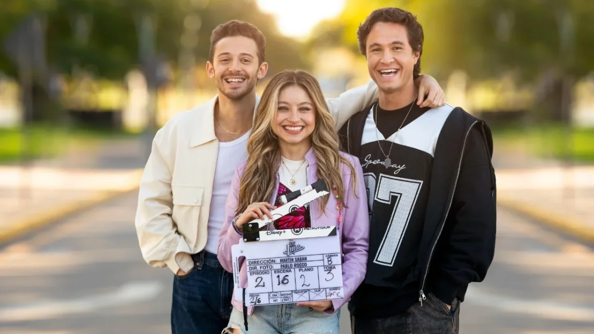 Karol Sevilla, Ruggero Pasquarelli y Michael Ronda durante el rodaje de la nueva temporada de Soy Luna, que se estrena en Disney+ el 24 de julio de 2026.