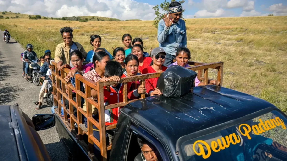 Esta fotografía, tomada el 23 de junio de 2026, muestra a los aldeanos viajando en un camión por una carretera en la aldea de Tanggedu, en Sumba Oriental.