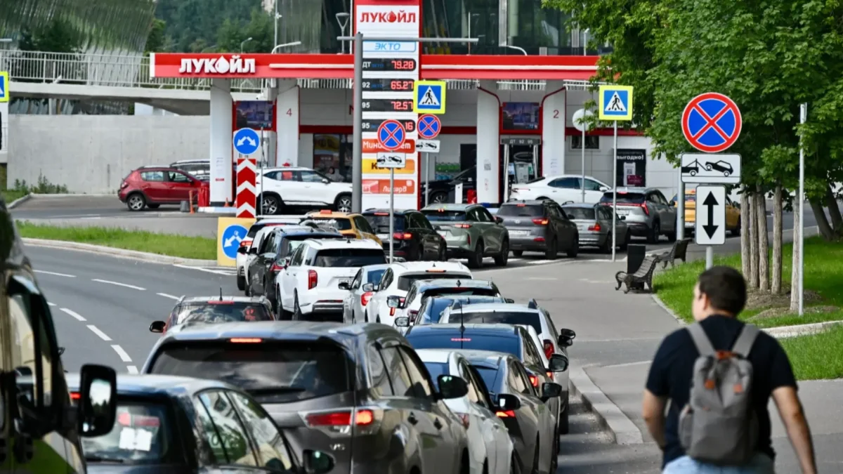 El 30 de junio de 2026, varias personas hacen cola para repostar sus coches en una gasolinera Lukoil de Moscú.