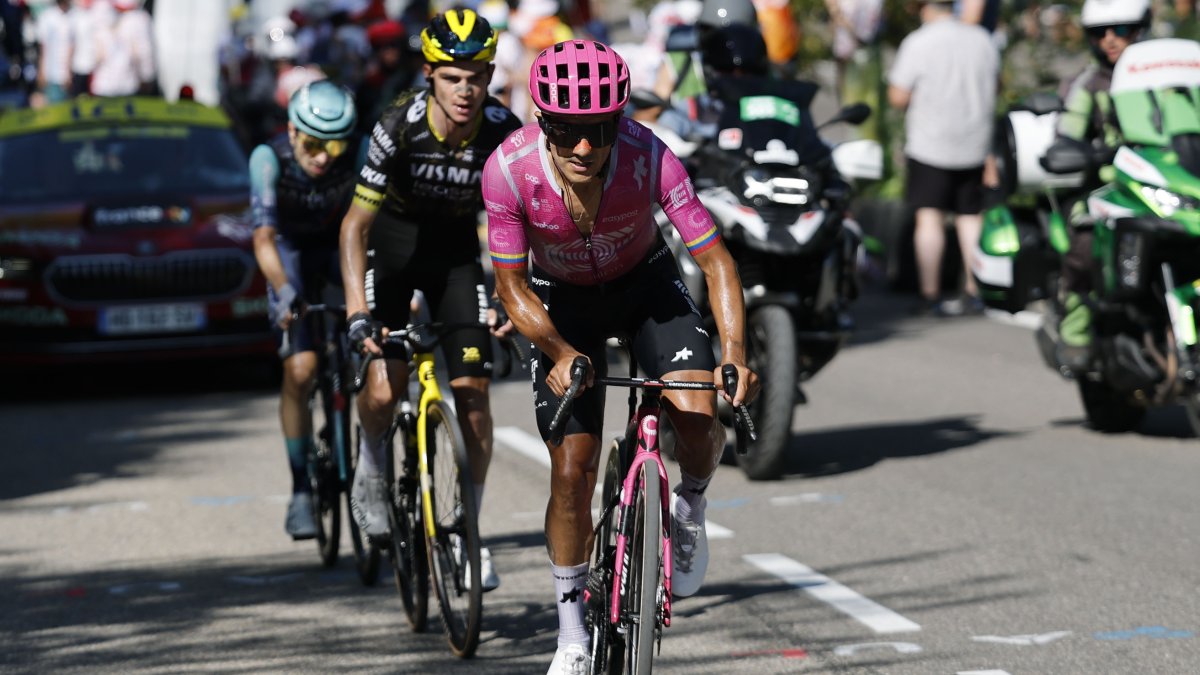 Richard Carapaz lidera la clasificación de la maillot de la montaña del Tour de Francia 2026.