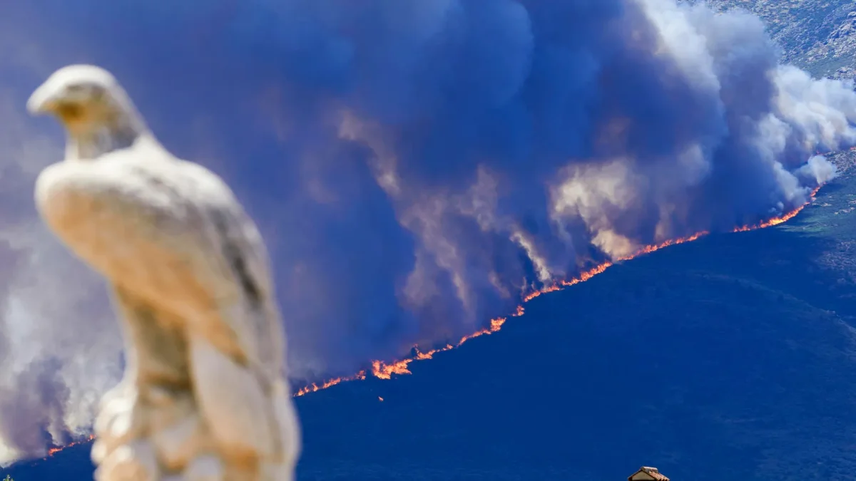 Incendio registrado en Burgohondo (centro de España), uno de los múltiples fuegos forestales que asolan el país este verano.