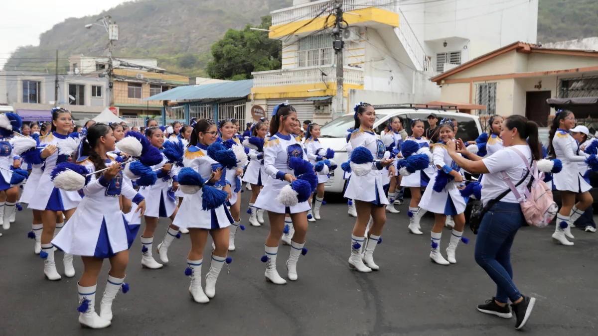 La ciudadanía disfrutó de la participación de las bastoneras del colegio 28 de Mayo.