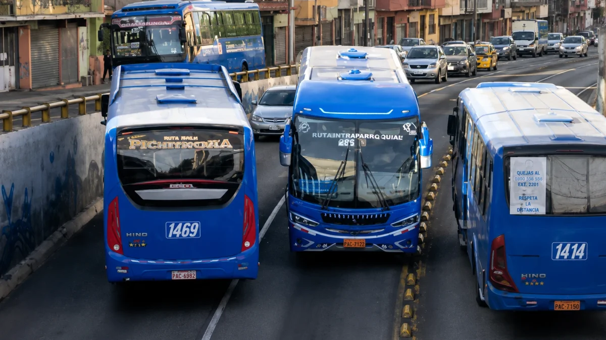 La imprudente maniobra ocurrió en las avenidas América y Mariana de Jesús y quedó registrada en un video difundido en redes sociales.