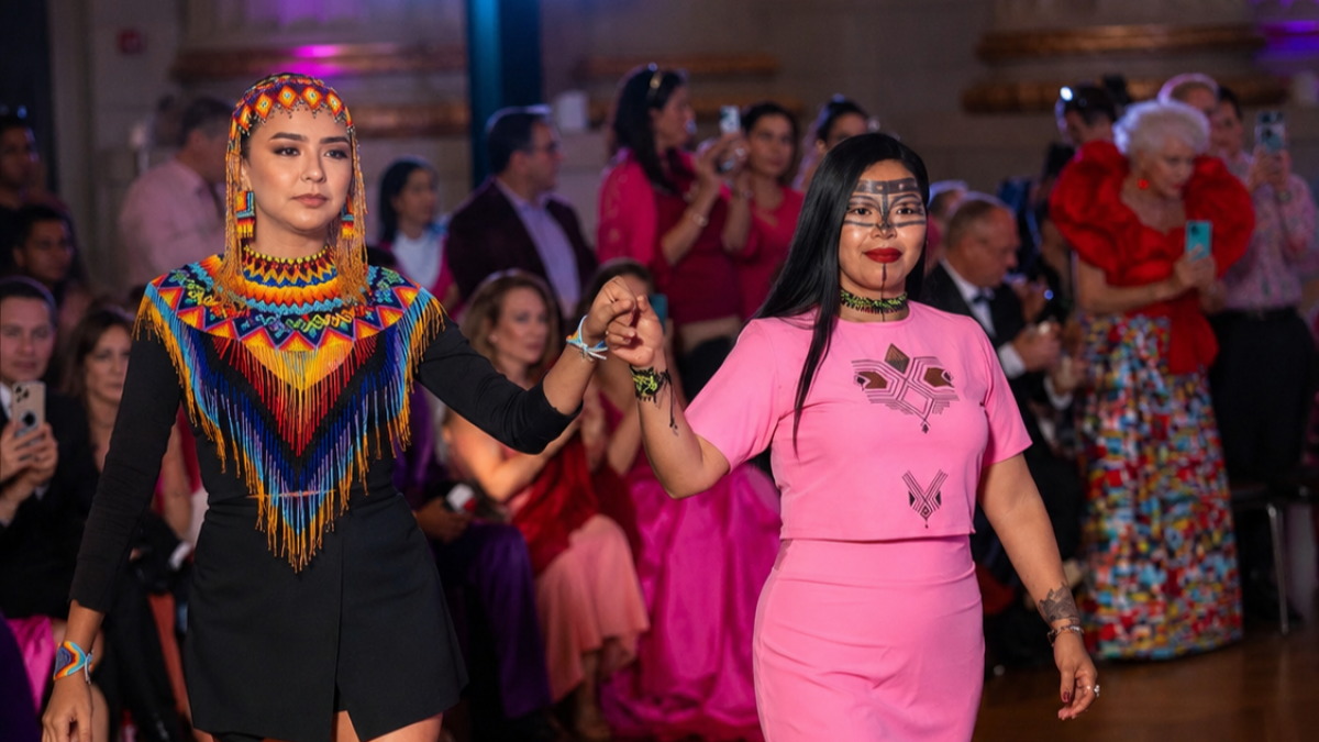 Itaya presentó la biodiversidad amazónica plasmada en accesorios en la pasarela del Global Couture.