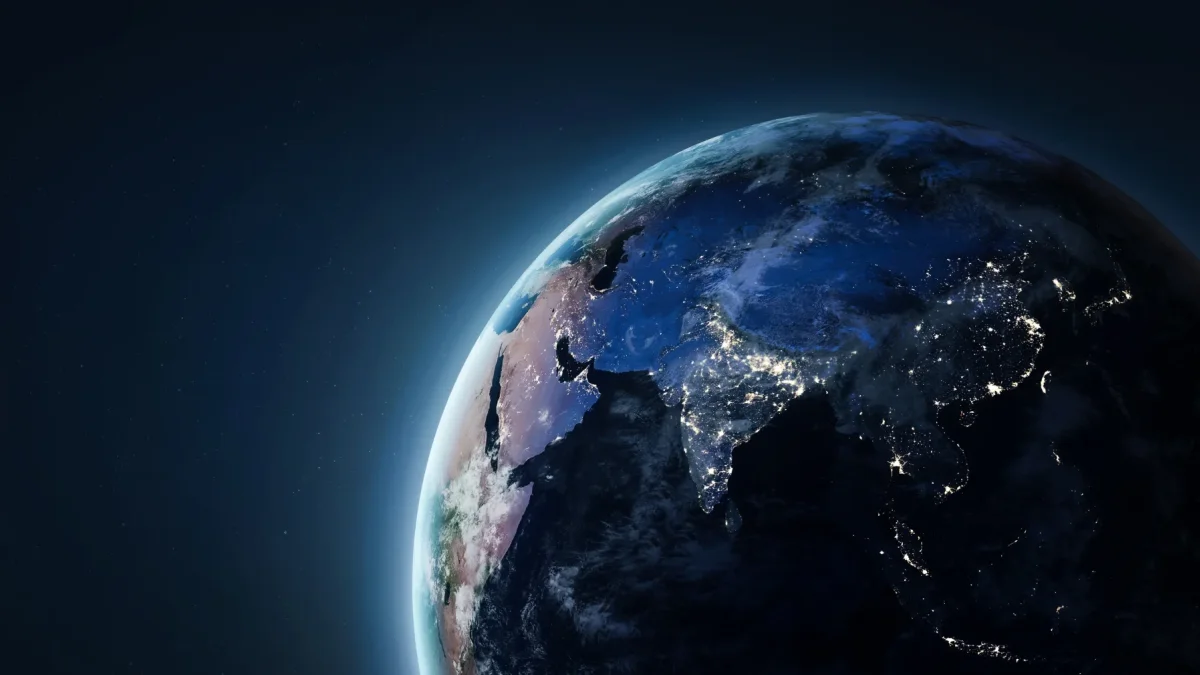La Tierra mantiene una rotación constante, aunque los científicos han detectado pequeñas variaciones en la velocidad de giro del planeta.