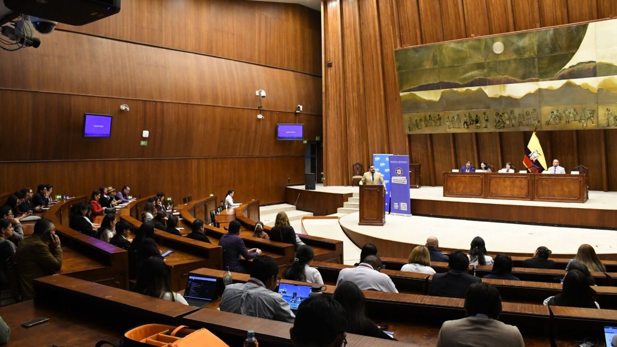 La universidad reunió a legisladores, jueces, fiscales y mandos militares para debatir cómo regular la inteligencia artificial y fortalecer la transparencia institucional.