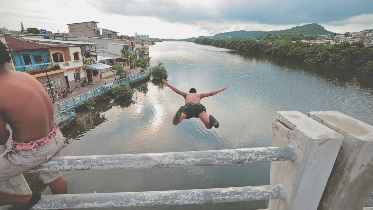 Lanzarse desde el puente al estero es una tradición que se mantiene en zonas del suroeste, evocando los antiguos baños del Salado.