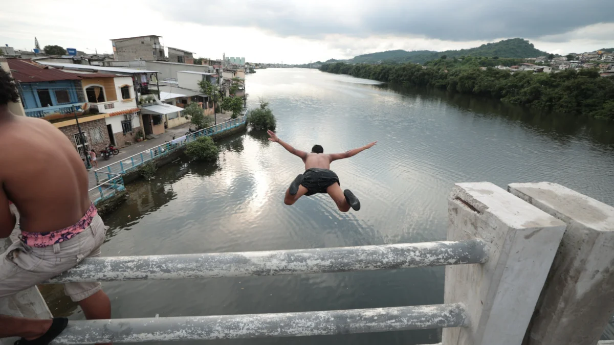 Lanzarse desde el puente al estero es una tradición que se mantiene en zonas del suroeste, evocando los antiguos baños del Salado.