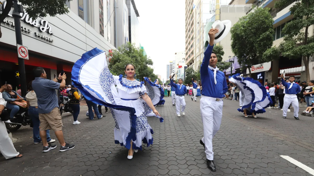Bailes típicos formaron parte del desfile que se realizó este 25 de julio en el bulevar 9 de Octubre.