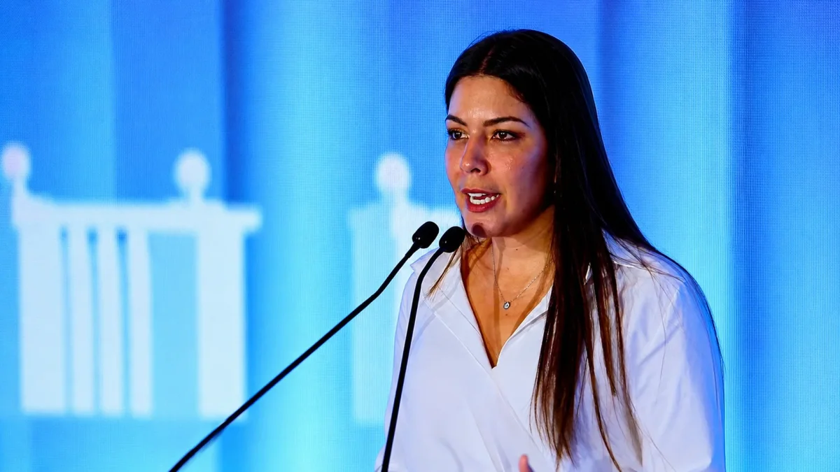 Tatiana Coronel, alcaldesa subrogante de Guayaquil, durante la sesión solemne por los 491 años de Fundación.