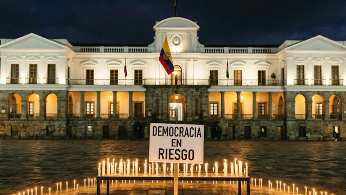 Imagen simbólica de democracia en riesgo, con una fachada del Palacio de Carondelet, en Quito.