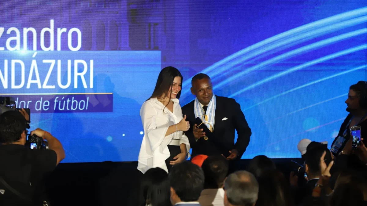 La alcaldesa subrogante de Guayaquil, Tatiana Coronel, entregó la presea cívica a Lizandro Landázuri, entrenador de fútbol.