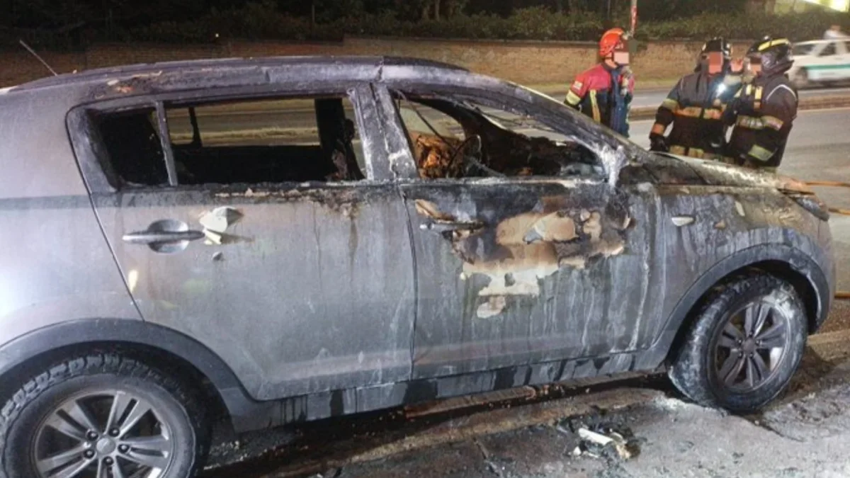 El Cuerpo de Bomberos de Quito llegó para sofocar el incendio del vehículo, en Puembo.