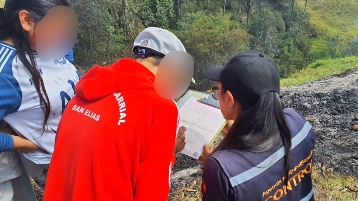 La Agencia Metropolitana de Control notificó de la sanción por quema de follaje que se convirtió en incendio forestal en el barrio San Elías, parroquia de Píntag.