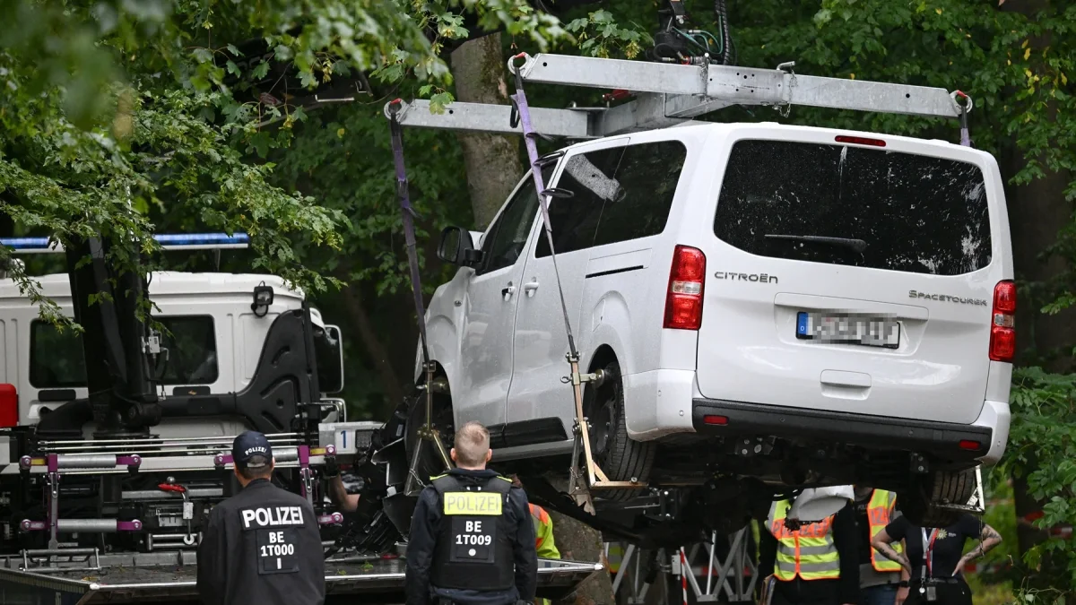 La policía hace subir la furgoneta a una grúa para retirarla el domingo 26 de julio de 2026 del parque Tiergarten de Berlín, tras haber sido utilizada en un atropello.