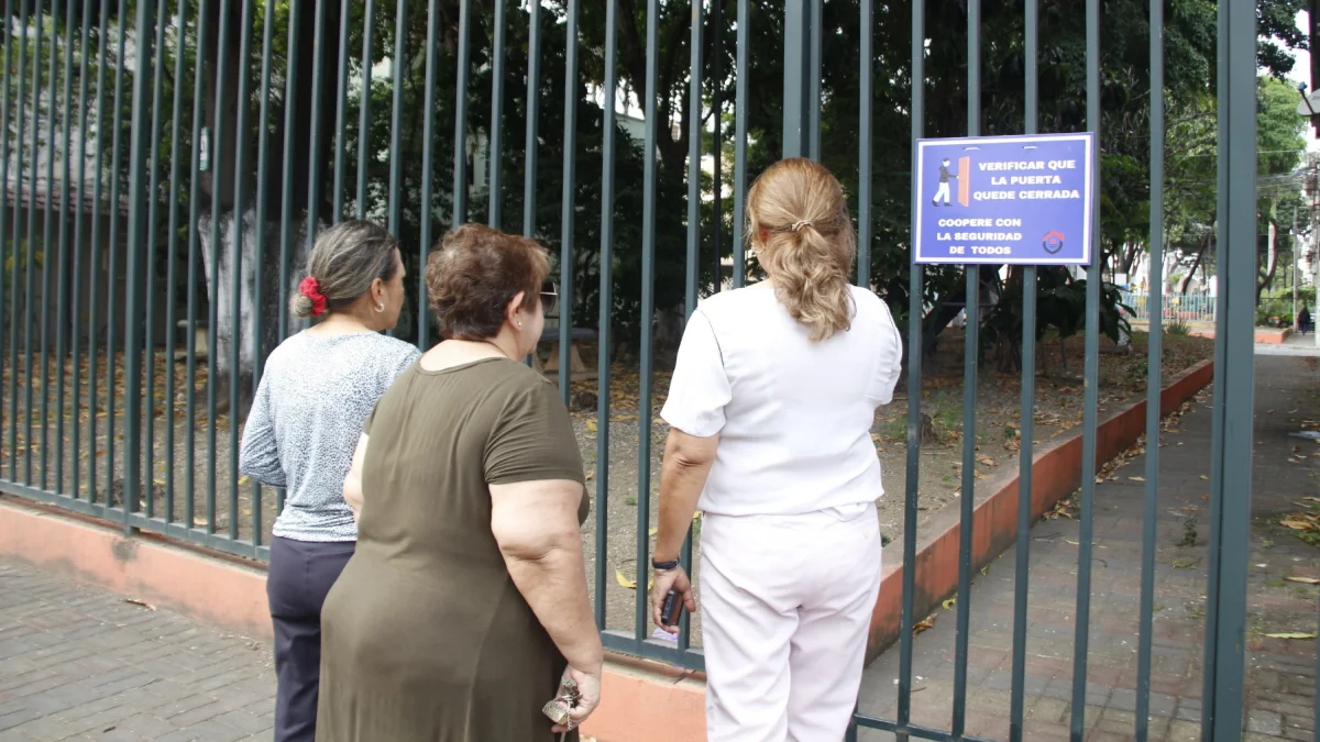En Urdenor 1, los vecinos aprovechan las rejas para realizar caminatas y charlas.