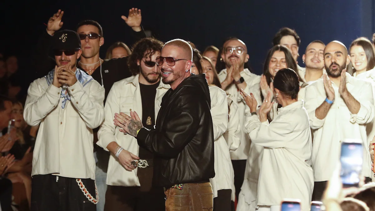 El cantante colombiano J Balvin al finalizar la pasarela inaugural de Colombiamoda, Artisan Gang in The City, el 25 de julio, en Medellín (Colombia).