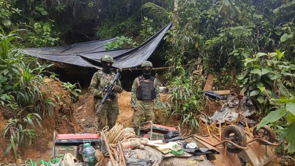 Las Fuerzas Armadas destruyeron campamentos de minería ilegal e inutilizaron maquinaria durante operativos en la provincia de Esmeraldas.