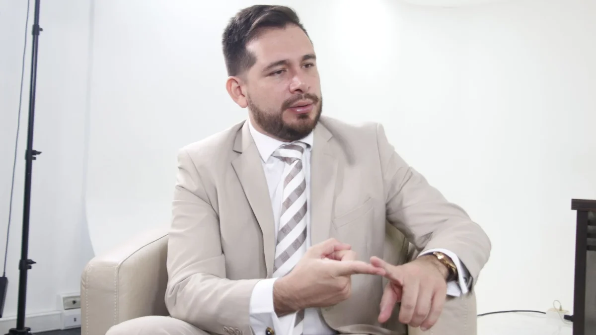 André Santos, jurista, analiza el escenario electoral de Ecuador previo a las seccionales de 2026 y defiende las acciones de control aplicadas por las autoridades.