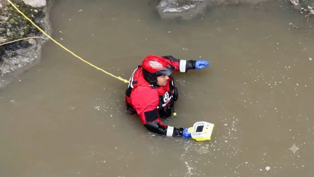 El Cuerpo de Bomberos de Quito mantiene la búsqueda de Lizeth Bunshi, en el Río Machángara.