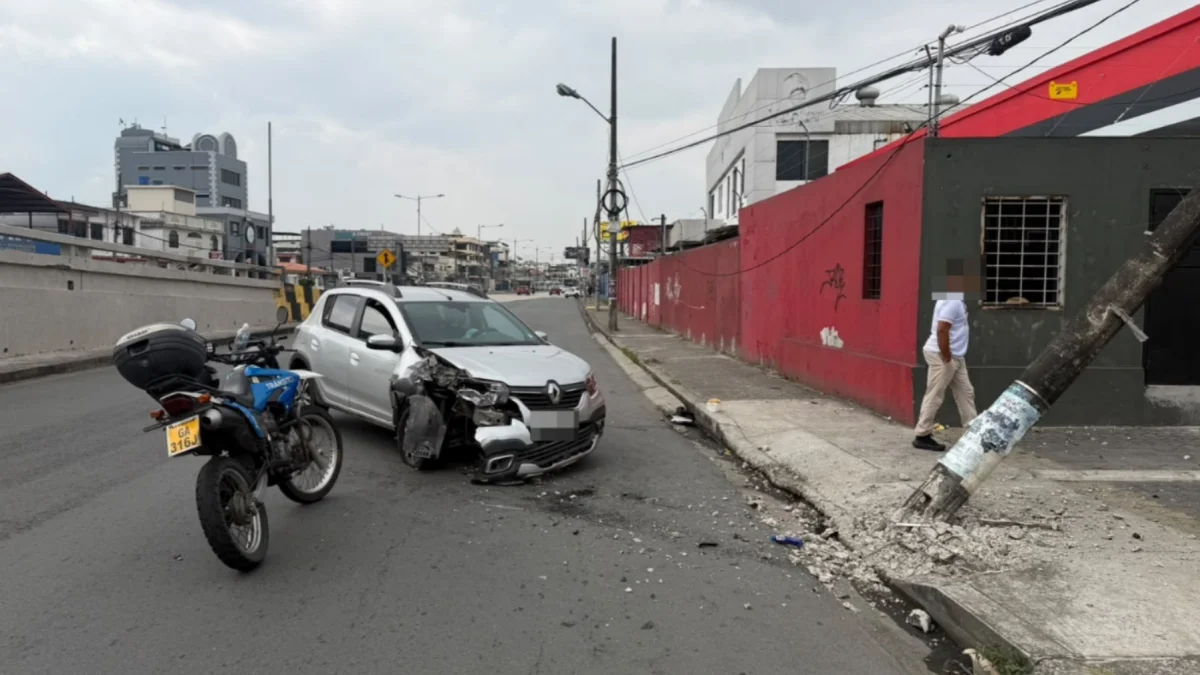 El impacto ocurrió junto al intercambiador que une las avenidas Francisco de Orellana y Guillermo Pareja Rolando.