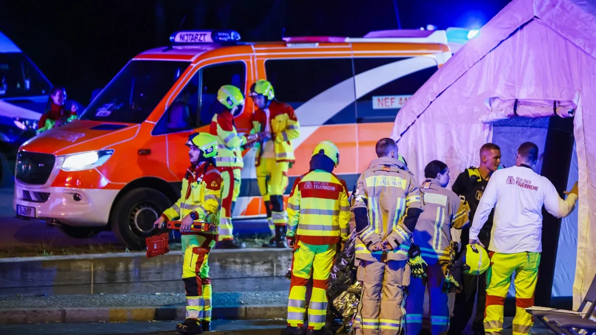 Agentes de policía y personal de seguridad trabajaron cerca del lugar donde varias personas resultaron heridas durante un atropello múltiple en Berlín, el sábado 25 de julio.
