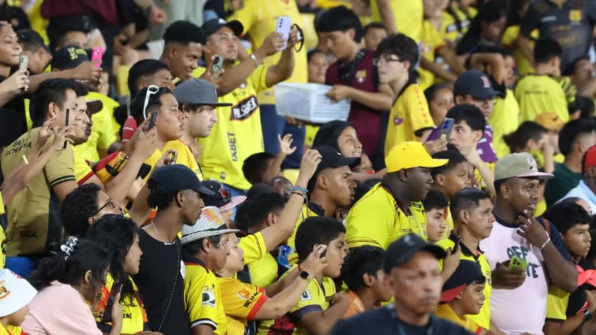 Hinchas de Barcelona durante el partido ante Liga de Quito.