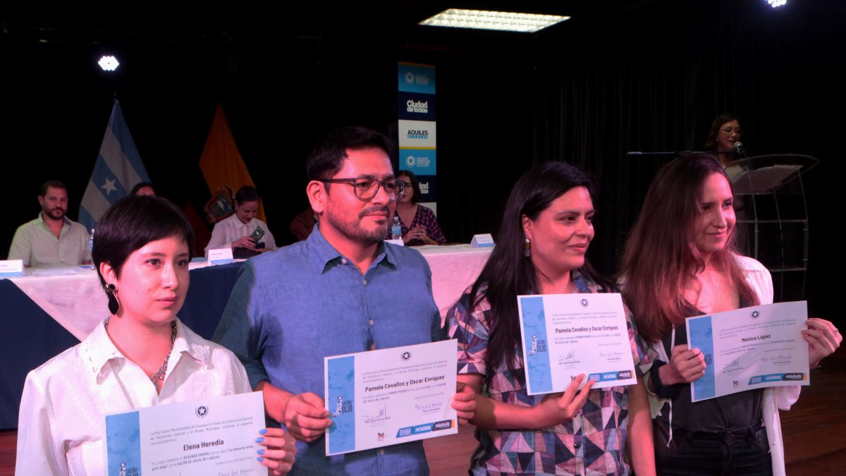 Pamela Cevallos y Óscar Enríquez ganaron el Salón de Julio 2026 con una obra sobre el patrimonio manteño-huancavilca. Conoce a los premiados y las reflexiones que marcaron la ceremonia. 