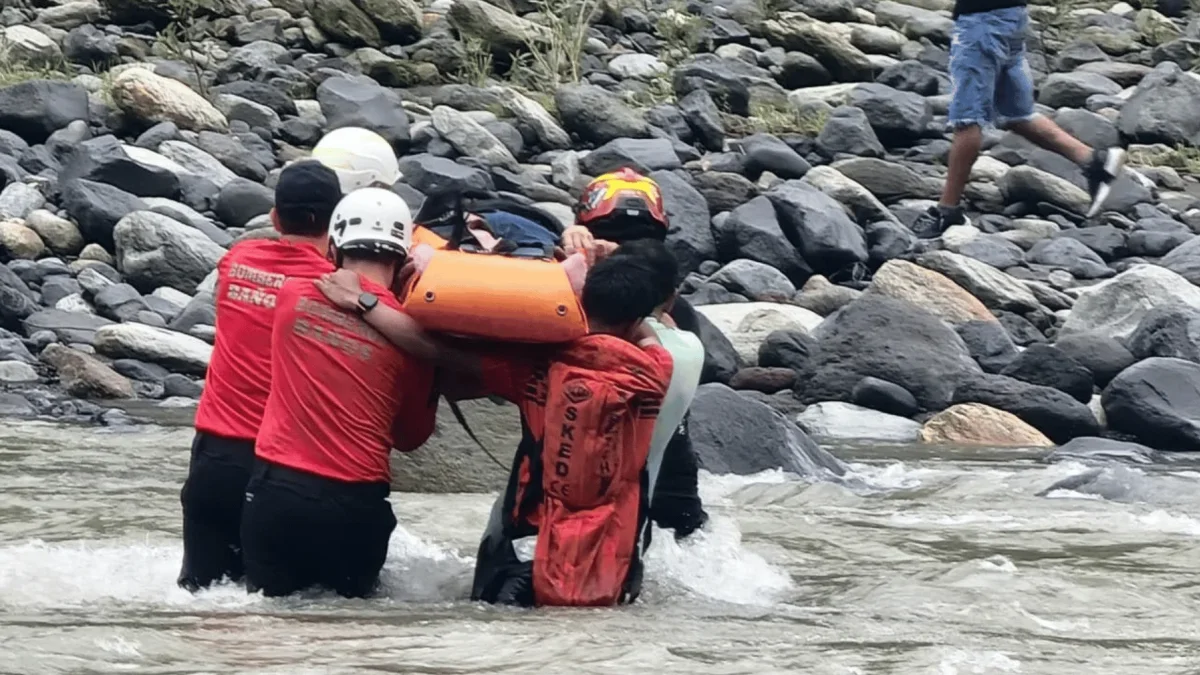 La víctima cayó en una zona de quebrada y ríos, lo que dificultó las labores de auxilio.