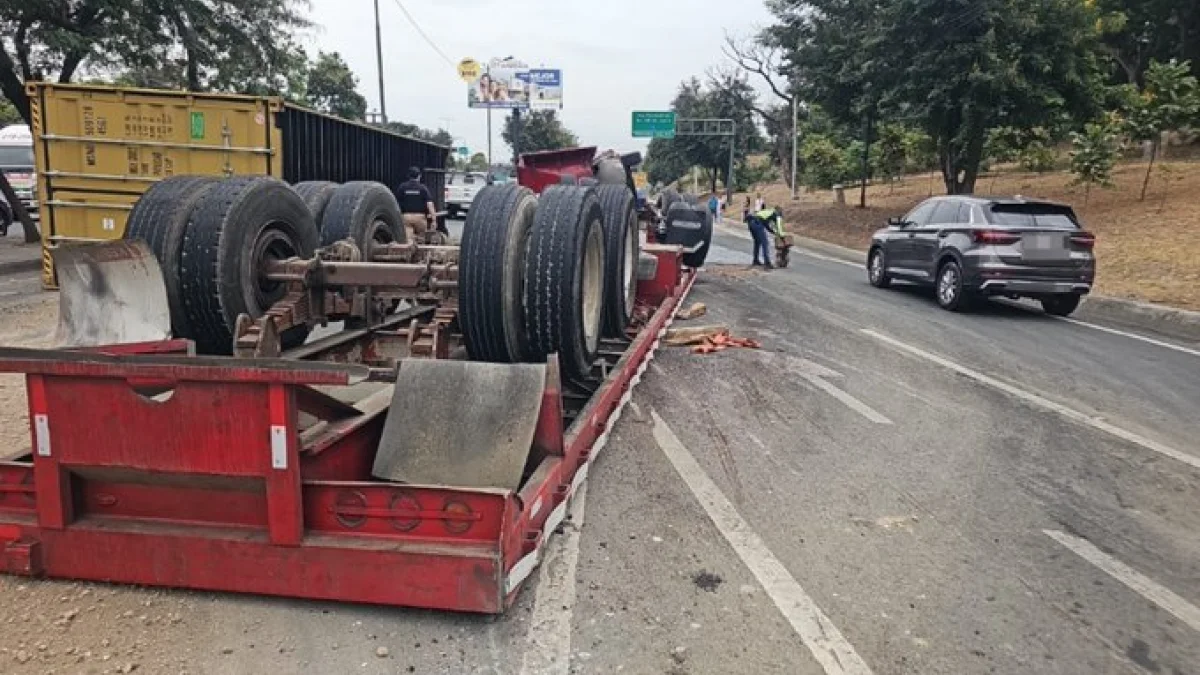 Un tráiler se volcó en la vía a la costa y bloqueó el tránsito hacia Chongón durante la mañana de este lunes.