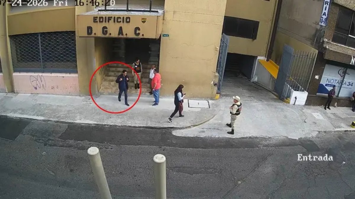 Una cámara de seguridad registró el paso de Héctor Vinicio Rojas antes de su desaparición en el Centro Histórico de Quito.