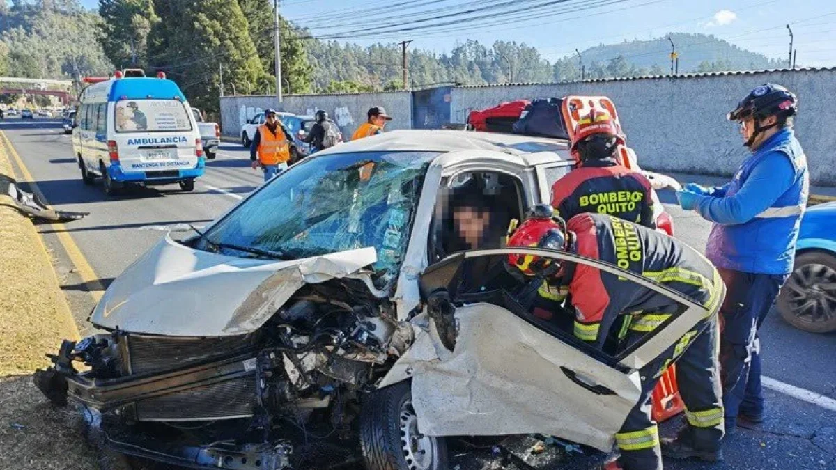 Bomberos de Quito rescataron a una persona atrapada tras el choque entre dos vehículos registrado en la av. General Rumiñahui, puente 3.